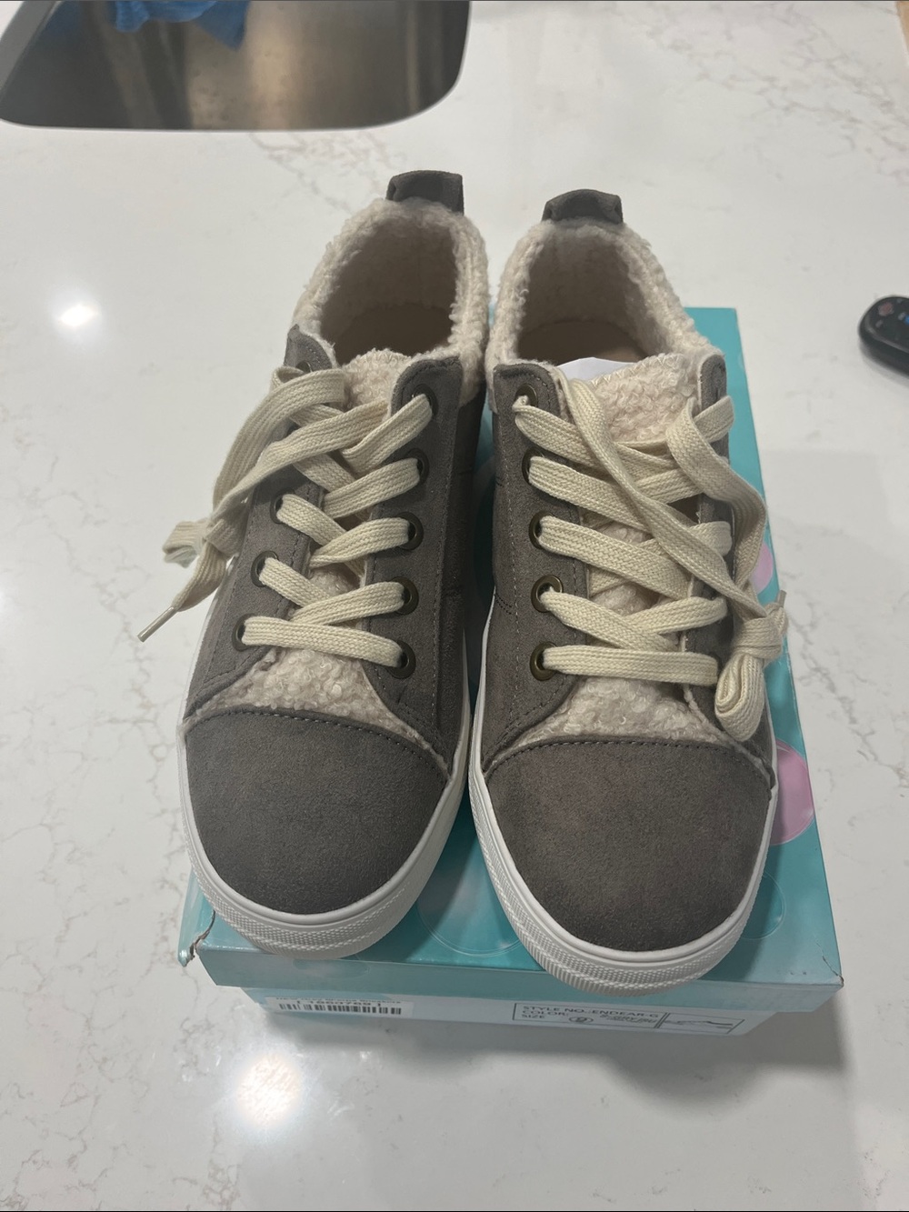 NWT Soda Gray and Cream Sherpa-Lined Women's Sneakers Size 9